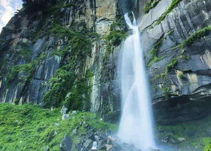 Jogini Waterfall Trek in Manali
